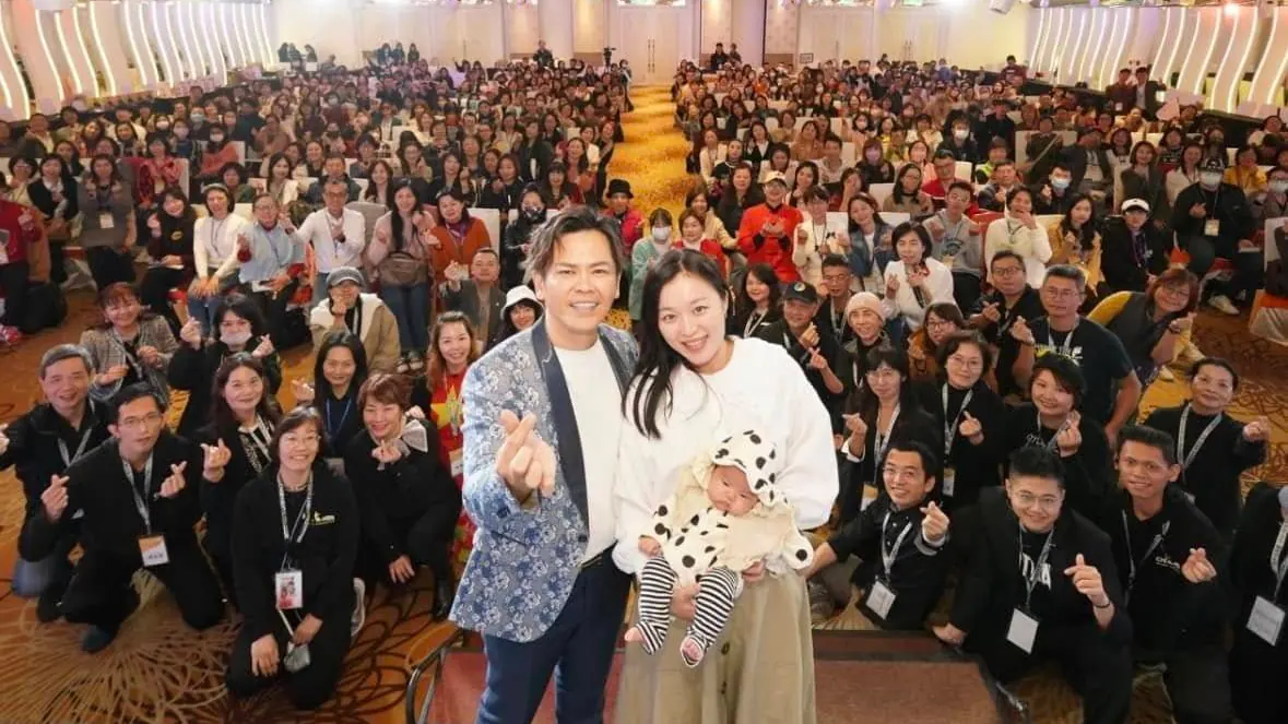 黃佳興與活動參與者在課程會場大合照